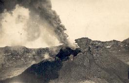 Il cratere del Vesuvio prima dell'eruzione del 1944